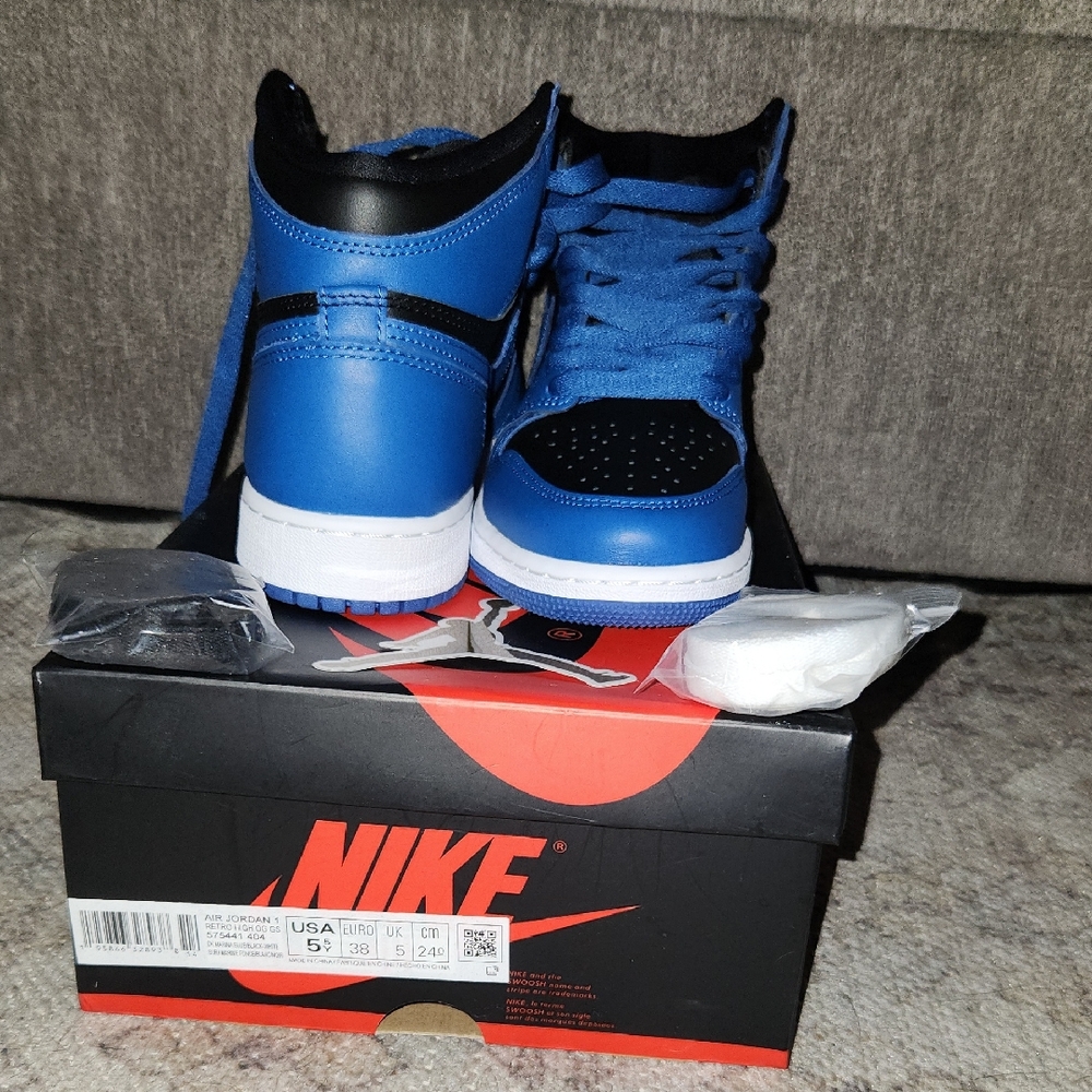 Nike Air Jordan 1 High-Top Sneakers in Marina Blue & Black